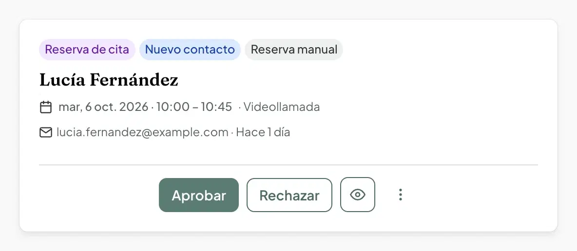 Solicitud de reserva de una paciente en MentalGest, con botones para aprobar o rechazar